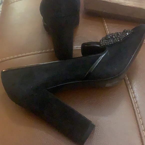 Beautiful Tory Burch Carissa pump in sumptuous black suede with beaded bow. - Picture 7 of 8